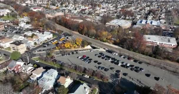 新泽西州克利夫顿镇及其公园和火车站的无人驾驶飞机图像 — 图库视频影像