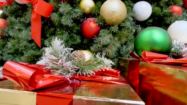 Primer Plano Árbol Navidad Decorado Con Adornos Colgantes — Vídeo de stock