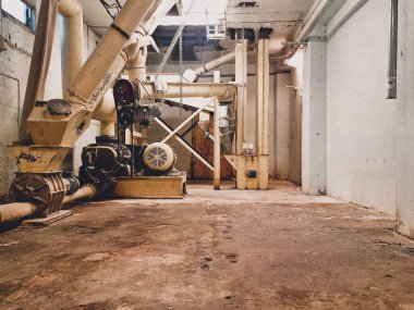 Bir fabrikadaki eski bir mısır üretim makinesinin iç çekimi.