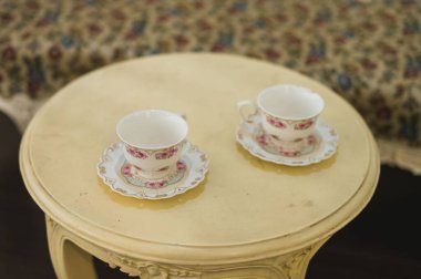 Kahvenin arka planında, ahşap bir masada, mavi bir fincanda kahve.