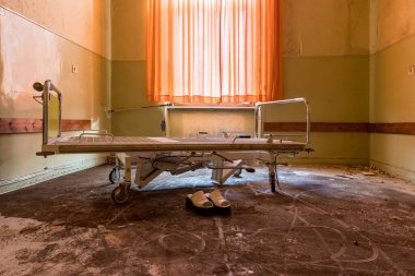 Döşemesi olmayan terk edilmiş eski bir yerde eski bir yatak.