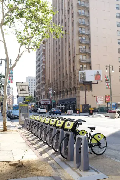 Eine Reihe Abgestellter Fahrräder Zum Ausleihen Auf Der Straße — Stockfoto