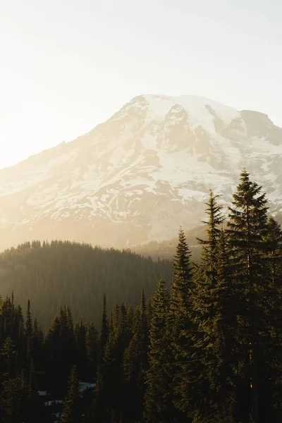 Eine Wunderschöne Landschaft Des Berges Rainer Bei Sonnenaufgang — Stockfoto