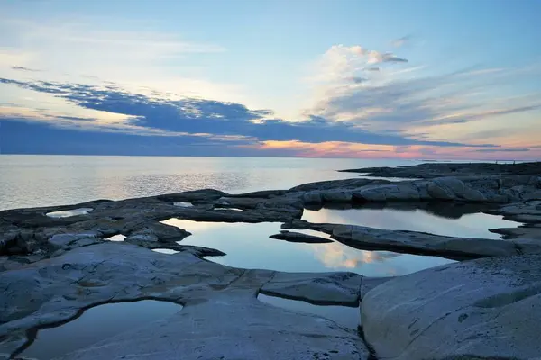 海岸からの日の出に捉えられた青い空 — ストック写真
