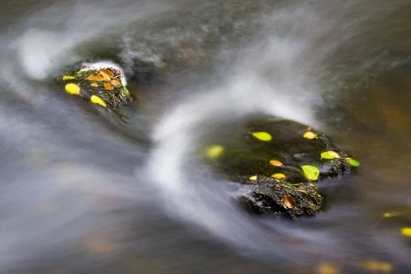 Una Larga Exposición Del Río Que Fluye Con Rocas — Foto de Stock