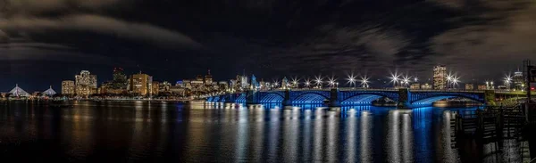 夜晚一座城市背景的桥的美丽景色 — 图库照片