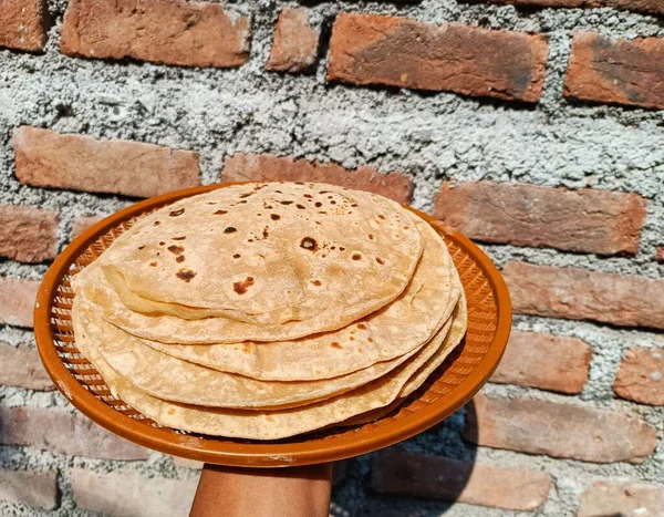 查帕蒂 也被称为Roti Rotli Safati Shabaati Phulka Chapo Gani和Roshi 用小麦粉在菜里做罗提 在印度每天吃 — 图库照片