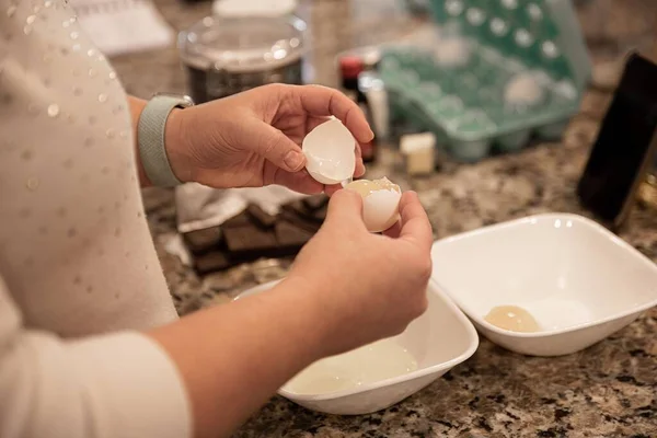 Sebuah Closeup Seorang Wanita Memisahkan Putih Telur Dengan Kulit Telur — Stok Foto