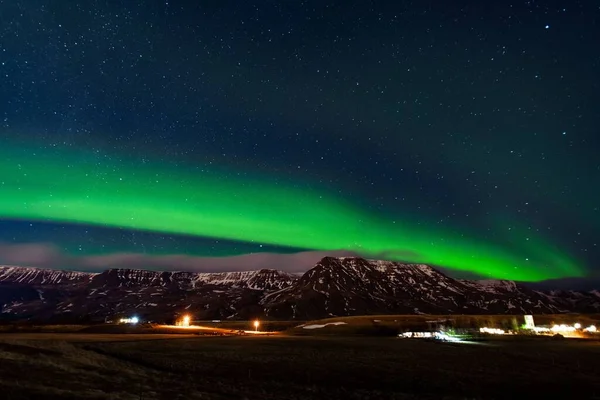Encantadora Vista Las Verdes Auroras Boreales Sobre Campo Tranquilo Islandia — Foto de Stock