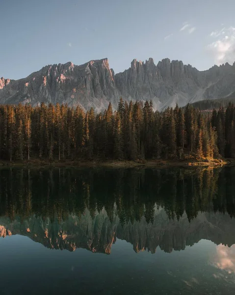 Malebný Pohled Klidné Jezero Odrazem Stromů Dolomity Itálii — Stock fotografie