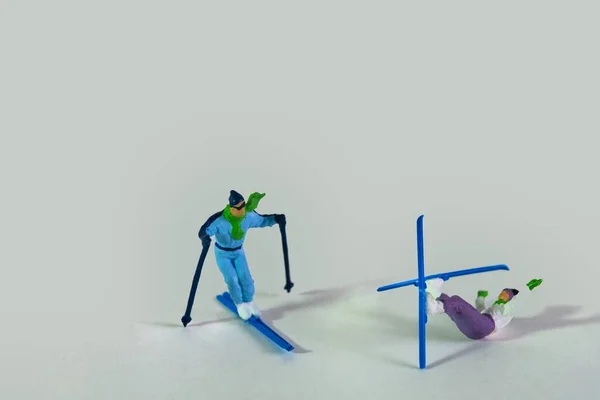 Een Close Shot Van Miniatuurfiguurtjes Van Skiërs Geïsoleerd Een Witte — Stockfoto