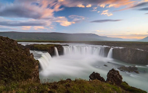 Gyönyörű Godafoss Vízesés Izlandon Naplementével Háttérben — Stock Fotó