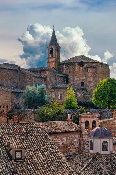 Вертикальный Вид Церковь Красивые Крыши Плиточных Зданий Тоскане Италия — стоковое фото