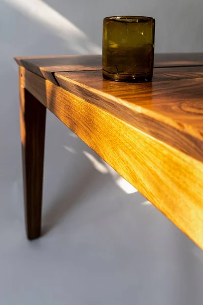 Egy Függőleges Felvétel Egy Borostyánsárga Gyertyatartóról Egy Modern Asztalon — Stock Fotó