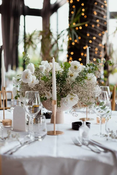 Una Mesa Bellamente Decorada Con Flores Velas Blancas Plano Vertical — Foto de Stock