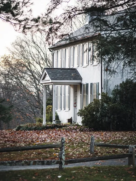 乾燥した紅葉に囲まれ 木々に囲まれた歴史ある家の美しいファサード — ストック写真