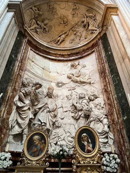 イタリア ローマのアゴネ教会で聖アレクシウスに捧げられた祭壇の垂直ショット — ストック写真