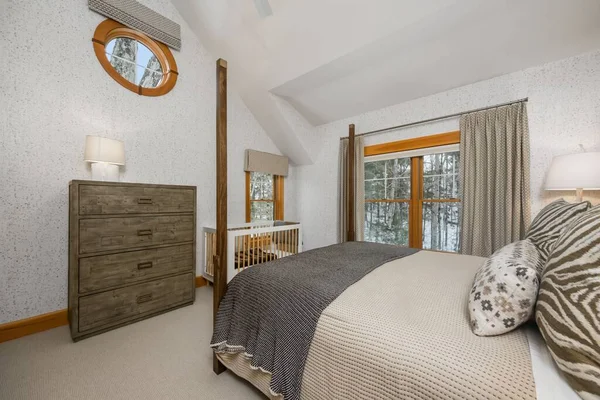 美しいモダンなベッドルームのインテリアデザイン 山の中にカスタム構築された家 — ストック写真