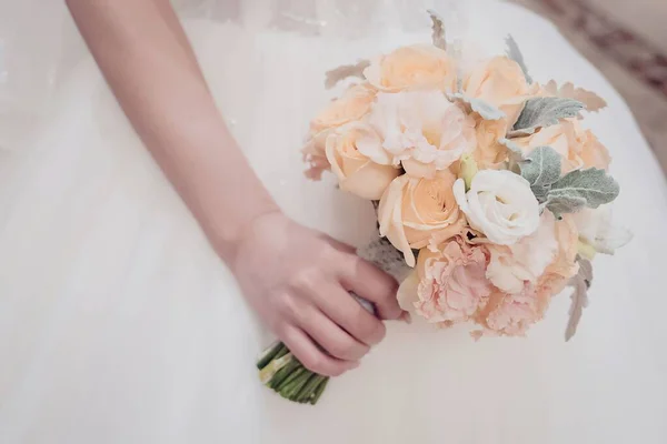 Een Closeup Van Een Bruiloft Ruiker Een Bruid Hand — Stockfoto