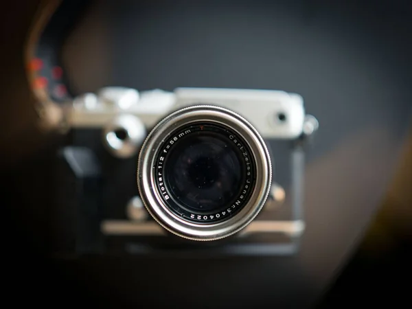Een Ondiepe Focus Van Olympus Pen Camera Met Lens — Stockfoto
