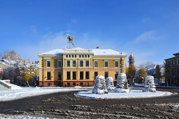 Budynek Pokryty Śniegiem Placem Naprzeciwko Słoneczny Zimowy Dzień Przeciw Błękitnemu — Zdjęcie stockowe