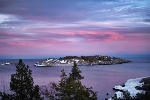 島とピンクの空の風景 — ストック写真