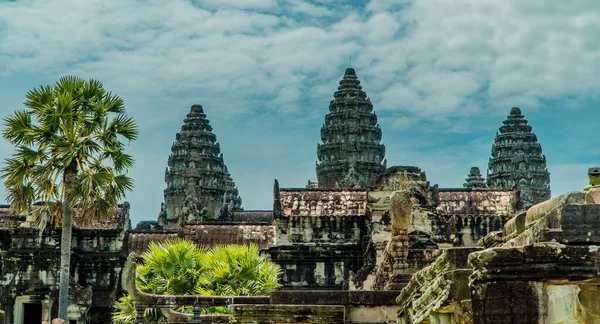 Pohled Chrám Věže Největšího Náboženského Chrámu Komplex Angkor Wat Kambodži — Stock fotografie