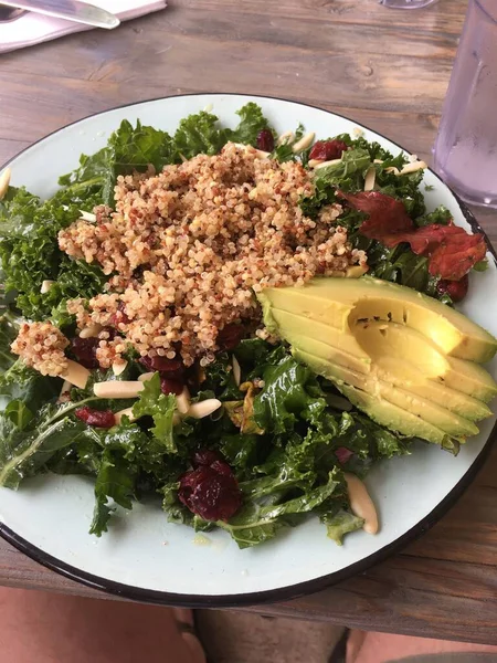 Sağlıklı Kinoa Lahanası Beyaz Tabakta Avokado Salatası — Stok fotoğraf
