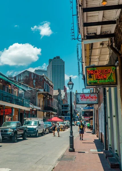 Fransız Mahallesi New Orleans Taki Binalar Arasındaki Bir Caddenin Dikey — Stok fotoğraf