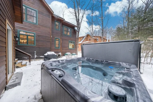 冬天在郊区房子的院子里的一个热浴缸 — 图库照片