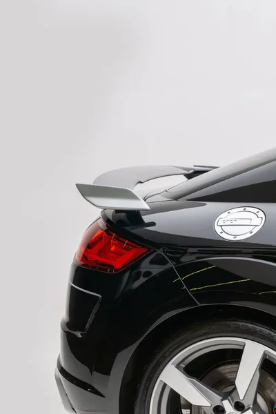 Een Verticale Zijaanzicht Van Zwarte Audi Achtervleugel Voor Een Witte — Stockfoto