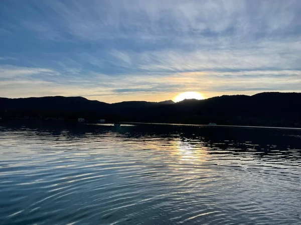 蓝色夕阳西下群山轮廓的水景 — 图库照片