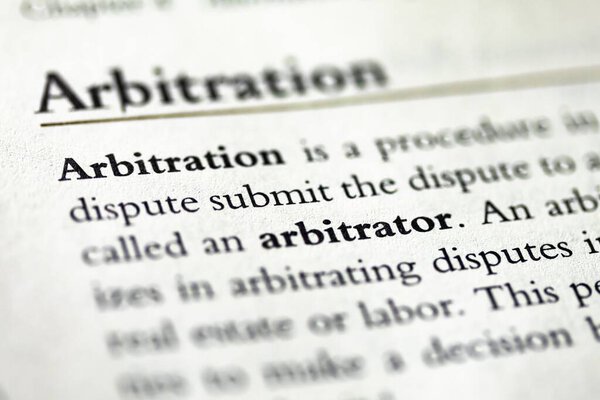 Primer Plano Libro Texto Legal Con Capítulo Sobre Arbitraje Árbitros — Foto de Stock