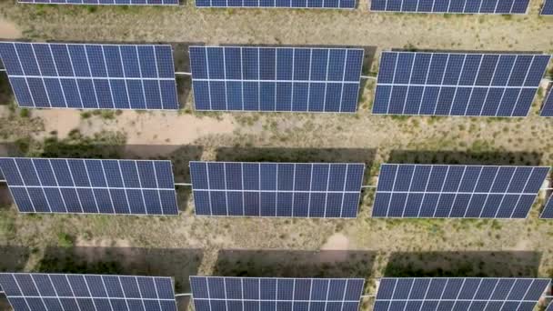 农场太阳能电池板的航拍视图 可再生能源的概念 — 图库视频影像