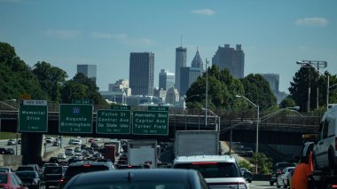 Arka planda ufuk çizgisi olan Atlanta, Georgia 'da yüksek açılı bir trafik var.