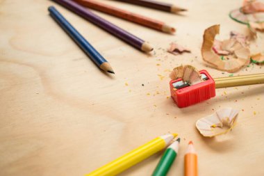 Ahşap masaya yayılmış suluboya kalemlerin güzel renkli bir arka planı.