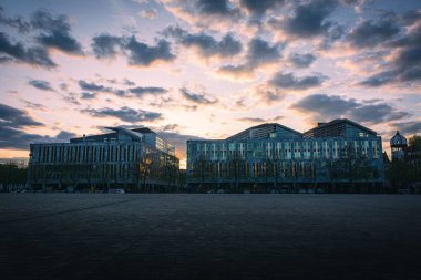 Magdeburg, Almanya 'da gün batımında Nord LB bankasının güzel bir manzarası..