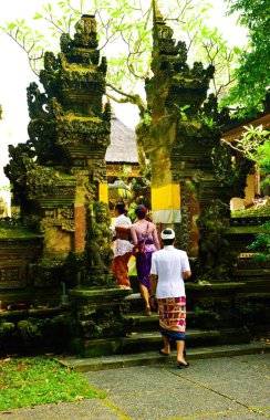 Dua etmek ve meditasyon yapmak için antik bir tapınağa giren insanların dikey görüntüsü.