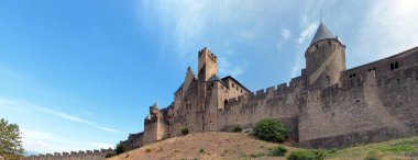 Eski kasabanın surlarının altından dış görünüşü