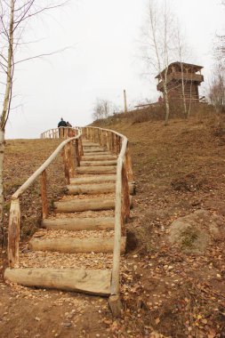 Krevo Kalesi. Yeni inşa edilen Watchtower 'ın dikey çekimi ve bulutlu bir günde Yury dağına çıkan merdivenler.