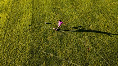 Pittsburgh Üniversitesi 'nde futbol oynayan bir üniversite öğrencisinin en iyi görüntüsü.