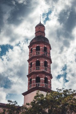 Toulouse 'daki Saint Sernin Bazilikası' nın dikey çekimi. Arka planda bulutlu mavi bir gökyüzü, Fransa.