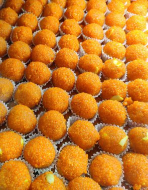 Motichur Laddu, boondi, safran ve kakule aromalı şeker şurubu denilen nohut kabuklarıyla yapılan çok popüler yuvarlak bir Hint tatlısıdır..