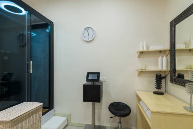 Özbekistan 'da bir spa salonundaki modern masaj odasının içi.