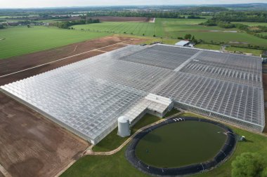 Çek Cumhuriyeti 'nin Lysa nad Labem kentindeki bir tarladaki modern seraların kuş bakışı görüntüsü