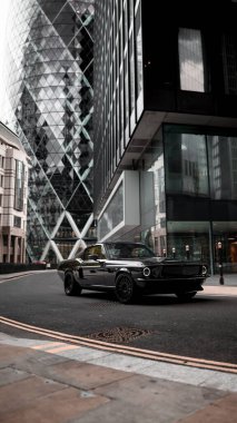 EV supercar 'ın dikey çekimi, Londra' nın finans bölgesinde Mustang elektrikli araba.