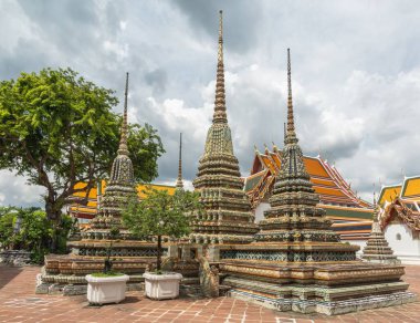 Wat Pho 'daki Phra Chedi Rai stupaları (Wat Po) Tayland, Bangkok' taki bulutlu gökyüzünün altındaki Budist Tapınağı