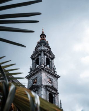 Budapeşte 'de Szent Istvan Bazilika, bulutlu bir havada