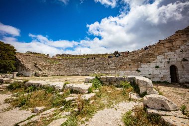 Segesta, Sicilya, İtalya 'daki Antik amfitiyatronun güzel bir resmi.