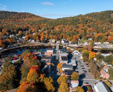 İngiltere 'deki New England Hill kasabasının hava manzarası ve sonbahar manzarası.